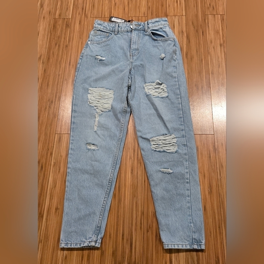 💚 NWT Pretty Little Thing Distressed Light Blue Jeans